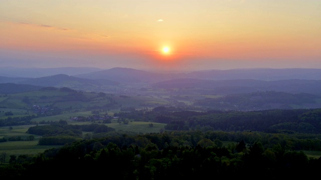 从Milseburg山的日出，霍夫比伯，Milseburg山，Rhön, Hesse，德国视频素材