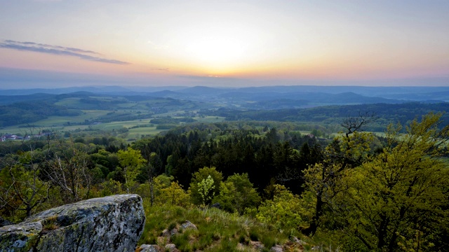 从Milseburg山的日出，霍夫比伯，Milseburg山，Rhön, Hesse，德国视频素材