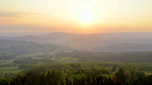 从Milseburg山的日出，霍夫比伯，Milseburg山，Rhön, Hesse，德国视频素材