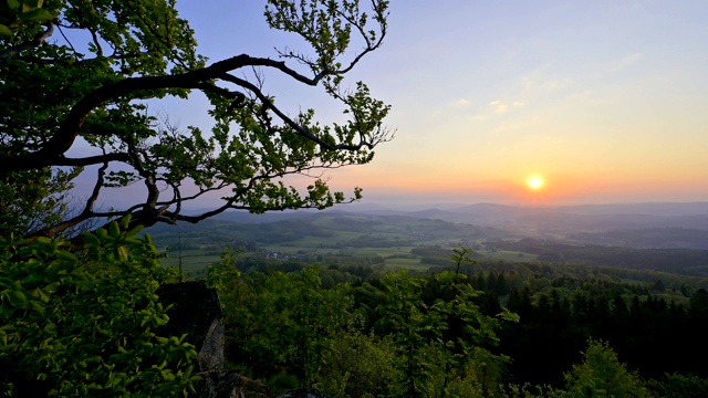 从Milseburg山的日出，霍夫比伯，Milseburg山，Rhön, Hesse，德国视频素材