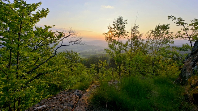 从Milseburg山的日出，霍夫比伯，Milseburg山，Rhön, Hesse，德国视频素材