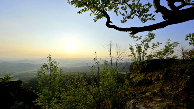 从Milseburg山的日出，霍夫比伯，Milseburg山，Rhön, Hesse，德国视频素材