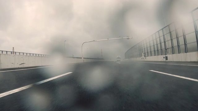 在暴风骤雨的公路上开车/后视镜/超车视频素材