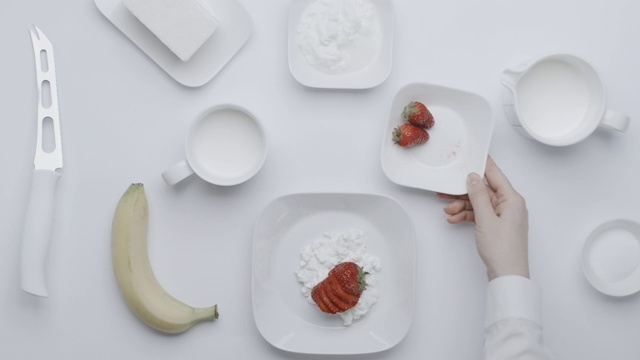 女性用水果和希腊酸奶做健康早餐。视频素材