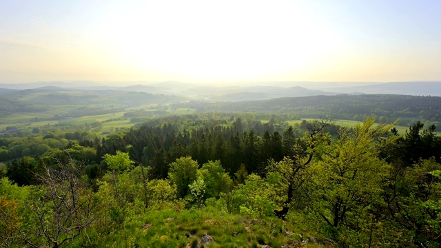 从Milseburg山的日出，霍夫比伯，Milseburg山，Rhön, Hesse，德国视频素材