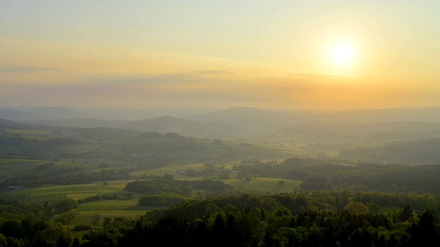 从Milseburg山的日出，霍夫比伯，Milseburg山，Rhön, Hesse，德国视频素材