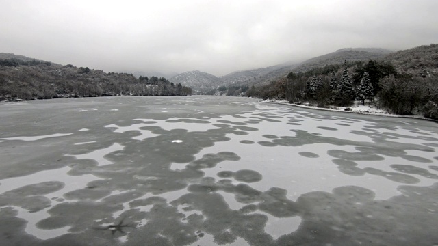 冬天的风景，蓝色的冰和裂缝在冰冻的湖视频素材