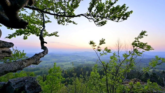 从Milseburg山的日出，霍夫比伯，Milseburg山，Rhön, Hesse，德国视频素材