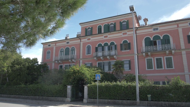 Rovinj水族馆在一个阳光明媚的日子里，Rovinj，伊斯特里亚县，克罗地亚，欧洲视频素材