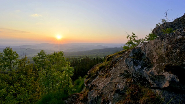 从Milseburg山的日出，霍夫比伯，Milseburg山，Rhön, Hesse，德国视频素材