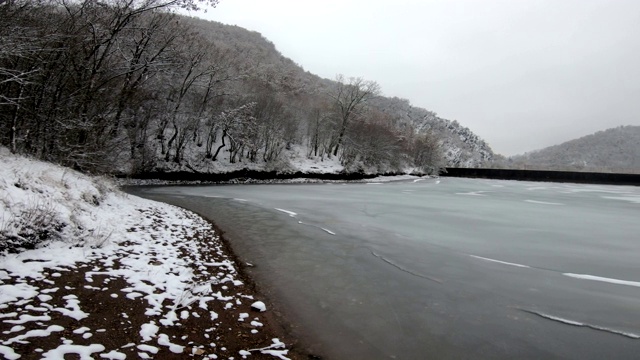 冰雪森林中的冰湖视频素材