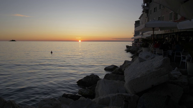 亚得里亚海和日落时的老城的餐馆，Rovinj，伊斯特里亚县，克罗地亚，欧洲视频素材