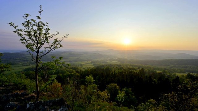 从Milseburg山的日出，霍夫比伯，Milseburg山，Rhön, Hesse，德国视频素材