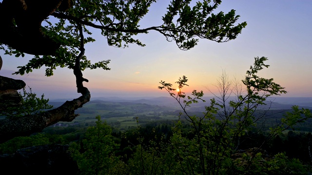 从Milseburg山的日出，霍夫比伯，Milseburg山，Rhön, Hesse，德国视频素材