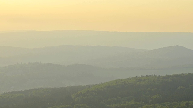 从Milseburg山的日出，霍夫比伯，Milseburg山，Rhön, Hesse，德国视频素材