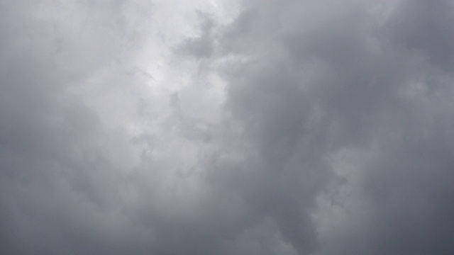 实时飞行惊人的灰色雨云。恶劣的天气，阴天，带有雨声的4k视频。视频素材