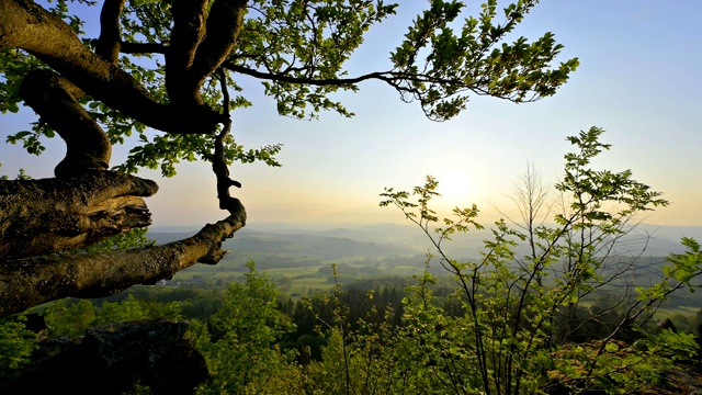 从Milseburg山的日出，霍夫比伯，Milseburg山，Rhön, Hesse，德国视频素材