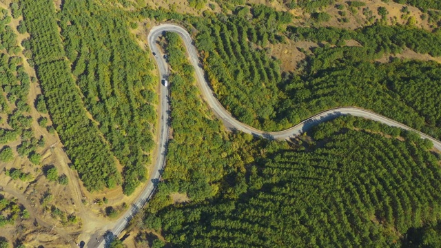 在蛇形山路上飞行。高角度鸟瞰图视频素材