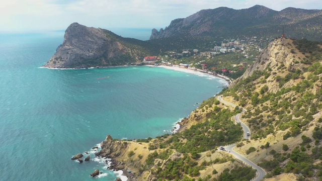 飞越黑海海岸悬崖与绿色森林。鸟瞰图视频素材