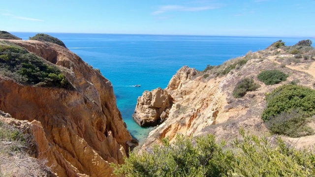 Ponta da Piedade -载着游客的船在海洋中著名的岩石之间。葡萄牙阿尔格雷夫拉各斯的头号景点视频素材