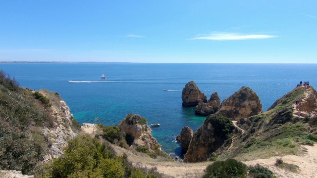 Ponta da Piedade -载着游客的船在海洋中著名的岩石之间。葡萄牙阿尔格雷夫拉各斯的头号景点视频素材