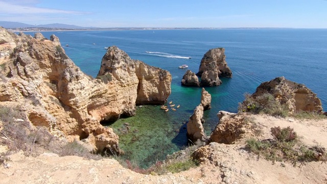 Ponta da Piedade -载着游客的船在海洋中著名的岩石之间。葡萄牙阿尔格雷夫拉各斯的头号景点视频素材