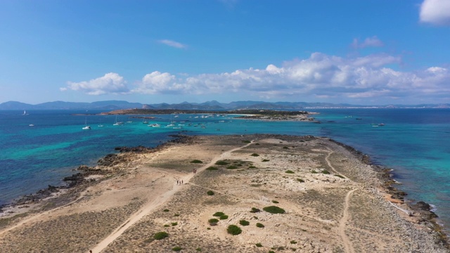 鸟瞰图的沙咀和绿松石水的Formentera，伊比沙岛视频素材