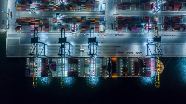 集装箱船在进出口业务和物流。用起重机将货物运到港口。国际水路运输。鸟瞰图和俯视图。视频素材