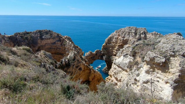 Ponta da Piedade -载着游客的船在海洋中著名的岩石之间。葡萄牙阿尔格雷夫拉各斯的头号景点视频素材