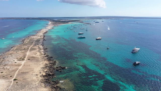 鸟瞰图的沙咀和绿松石水的Formentera，伊比沙岛视频素材