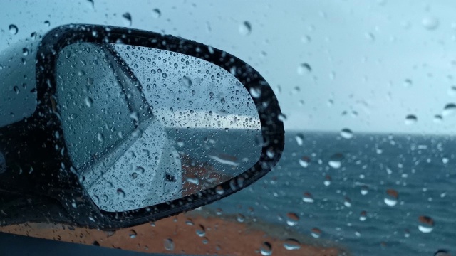 雨滴从汽车的玻璃和镜子上流下来视频素材