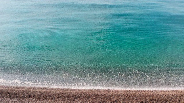 大海和海滩的鸟瞰图视频素材