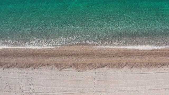 大海和海滩的鸟瞰图视频素材