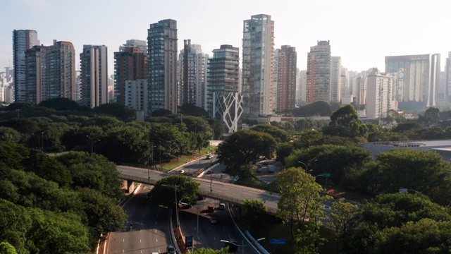 鸟瞰图到5月23号大道，靠近Ibirapuera地区，圣保罗，巴西视频素材