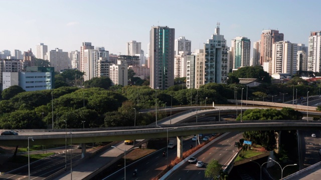 鸟瞰图到5月23号大道，靠近Ibirapuera地区，圣保罗，巴西视频素材