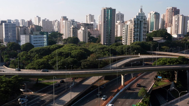 鸟瞰图到5月23号大道，靠近Ibirapuera地区，圣保罗，巴西视频素材