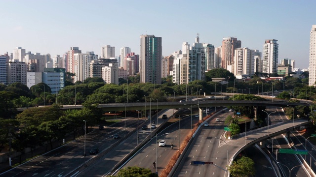 鸟瞰图到5月23号大道，靠近Ibirapuera地区，圣保罗，巴西视频素材