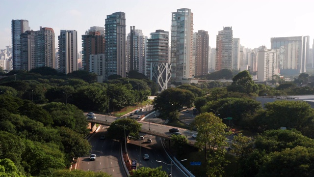 鸟瞰图到5月23号大道，靠近Ibirapuera地区，圣保罗，巴西视频素材