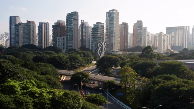 鸟瞰图到5月23号大道，靠近Ibirapuera地区，圣保罗，巴西视频素材