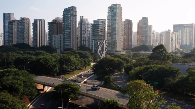 鸟瞰图到5月23号大道，靠近Ibirapuera地区，圣保罗，巴西视频素材