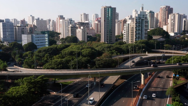 鸟瞰图到5月23号大道，靠近Ibirapuera地区，圣保罗，巴西视频素材