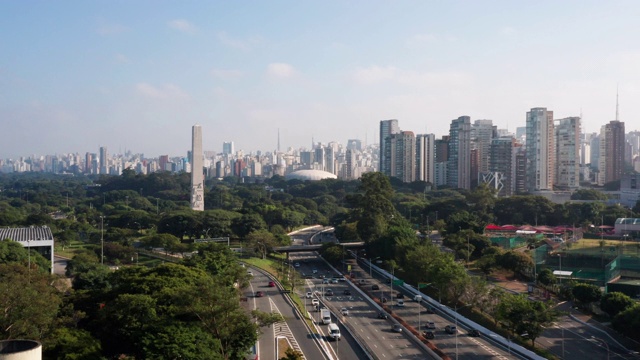 鸟瞰图到5月23号大道，靠近Ibirapuera地区，圣保罗，巴西视频素材