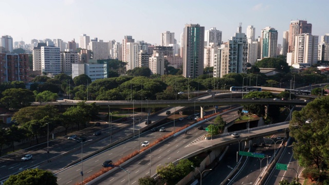 鸟瞰图到5月23号大道，靠近Ibirapuera地区，圣保罗，巴西视频素材