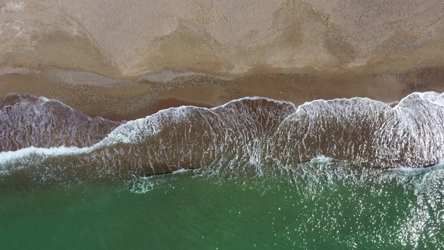 大海和海滩的鸟瞰图视频素材