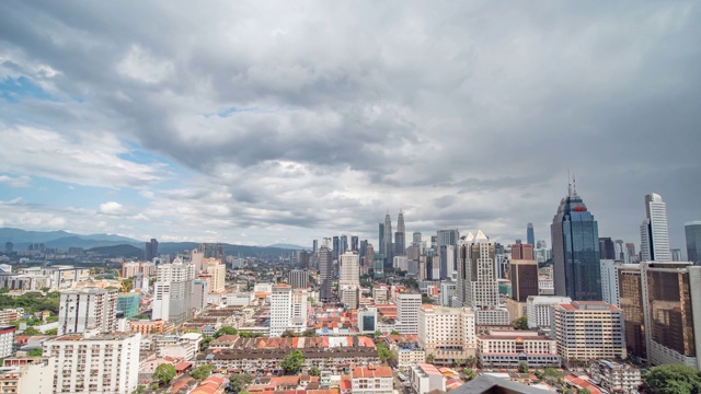 马来西亚首都吉隆坡的全景图，在暴雨和雷云期间。时间流逝视频素材