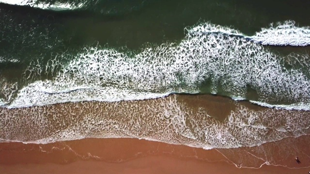 海浪运动的鸟瞰图，碧绿的海水。视频素材