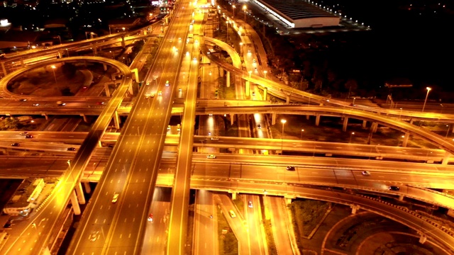 公路路口夜间鸟瞰图视频素材