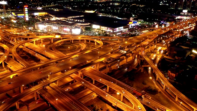 道路交汇处夜间鸟瞰图视频素材