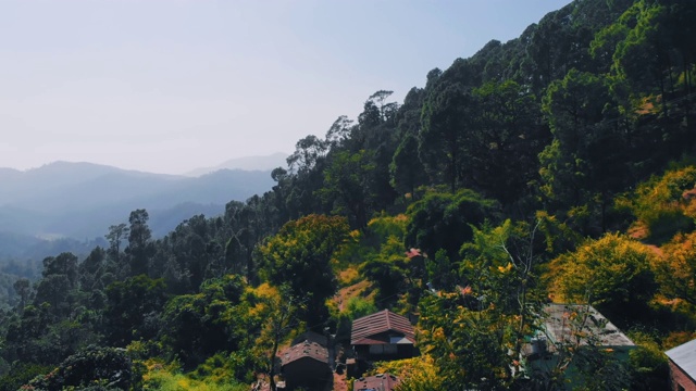 鸟瞰图拍摄的一个山谷在喜马拉雅山视频素材