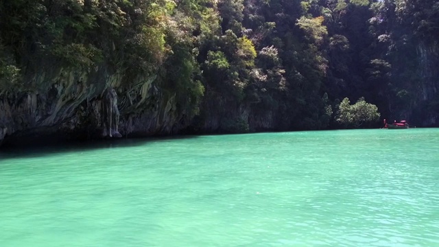 在安达曼海的科康泻湖上巡游视频素材